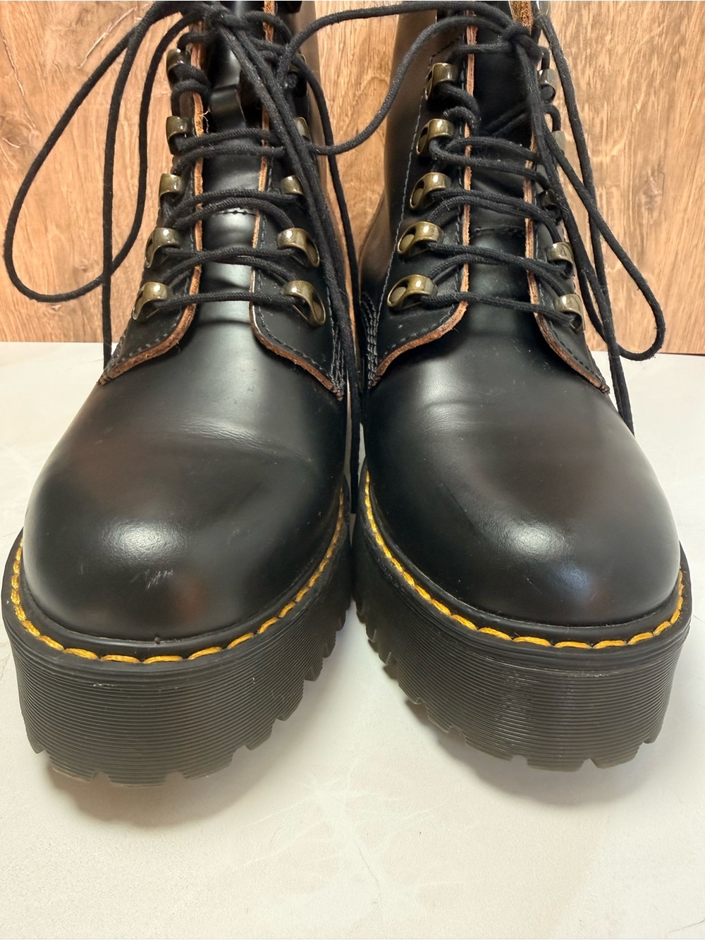 Dr. Martens Women's Leona Platform Boot US Size 9 EU41 - Picture 3 of 4